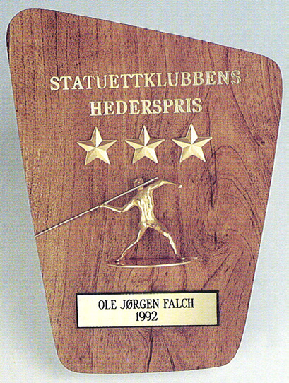 Krus Statuettklubbens krus tegnet av gullsmed Gunnar Fjeld. Det offisielle krus kom først i 1945, men idrettsmerkegeneralen Haakon Fred Mathiesen ble historiens første innehaver allerede i 1940.
