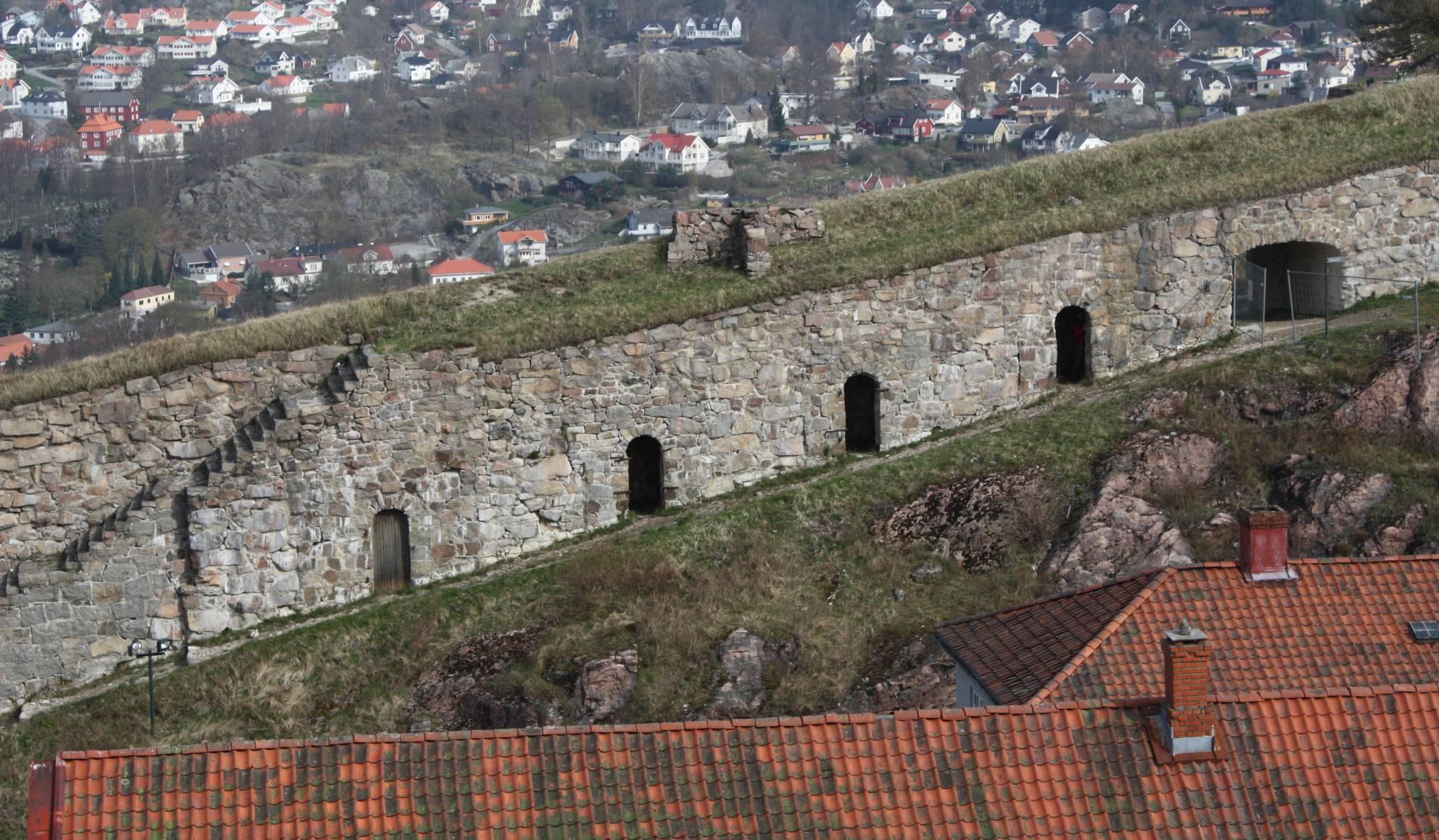 Fredriksten festning. Nordre kurtine Kasematt # 1 TEGLSTEIN HVELV Begrunnelse. - Del av omfattende skadeutbedring på Nordre kurtine. - Store irreversible skader i hvelvkonstruksjon. Fare for kollaps.