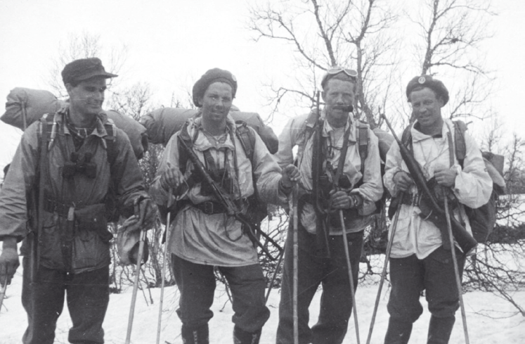 // INNSATSSTYRKENE Fire karer tilbake fra avblåst sabotasjeaksjon mot vendetunnelen på Dombås. Fra venstre Kjell Aubert, Dick Zeiner-Henriksen, Arne Ratchje og Rolf Øvergaard. (Foto: Oddvar Dobloug.