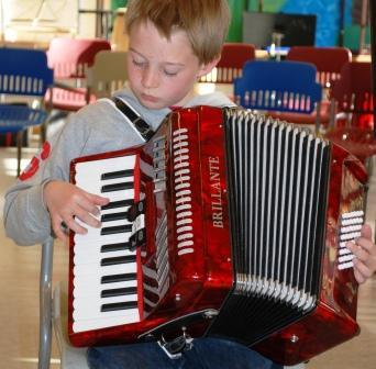 9.14. Folkemusikk Kulturskolen har undervisning i dag undervisning i trekkspill og fiolin.