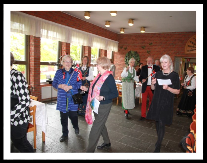 17. mai 2015 Ja, vi elsker.. 17 mai 2015 startet med flaggheising kl 08.00 ute på kirkebakken ved Kronprinsesse Märthas kirke.