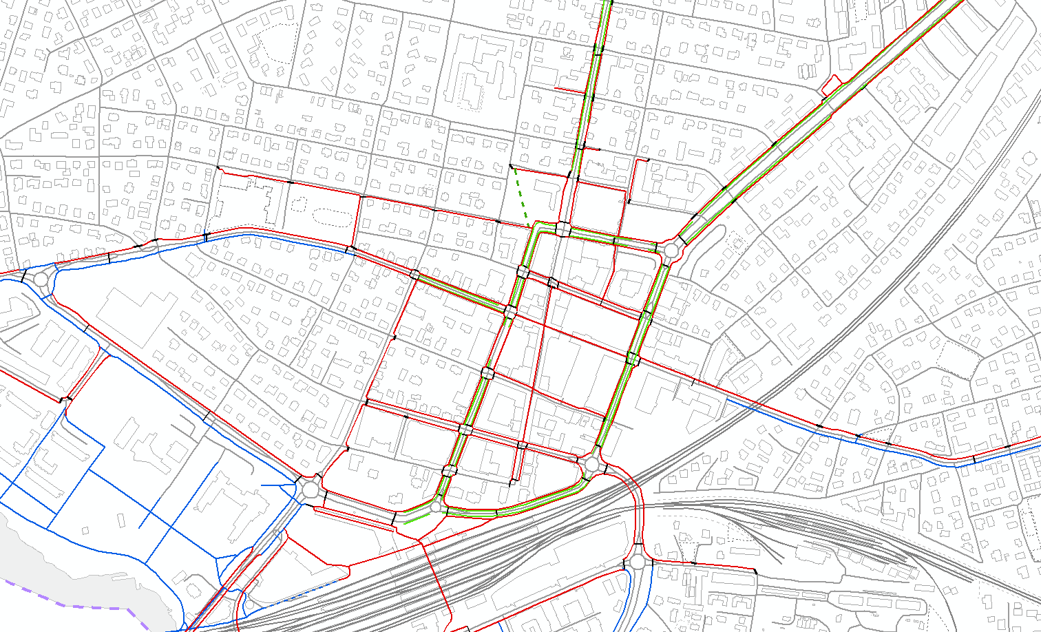 Fig. 5 viser eksisterende fortau, gang-/sykkelveg og sykkelfelt i Lillestrøm sentrum. Røde linjer er fortau, blå er g/s-veg, grønne er sykkelfelt.