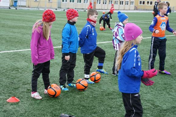 Fotballskoler Vi arrangerer 4 fotballskoler i året. 1. Vinterferien (februar) 2. Første uke etter skoleslutt (juni) (TINE) 3. Siste uke før skolestart (august) 4.