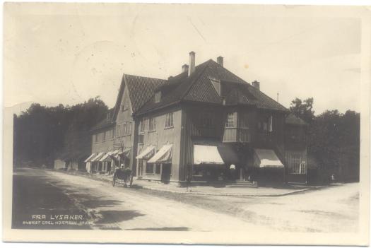 Skui utsikt mot Kolsås, 1920-tall. Mittet. 4) Solfjellstua utsikt Tandberg. 5) Bryn kirke, Ø. Bærum. Mittet433. 6) Bærums verk Før 1910.Hvitt felt nede. Ulovlig med tekst på kortmotivet.uten utgiver.