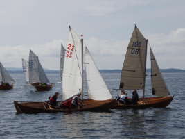 plass til adresselapp Norgesmestrene i seiling 2009 i Oselvar: F.v. Nils-Ove Nipen, Rune Nordeide og Sølvvinnerne har fått sine medaljer og premier. F.v. Olav Endre Østervold, Harald Nipen, Milde Båtlag.