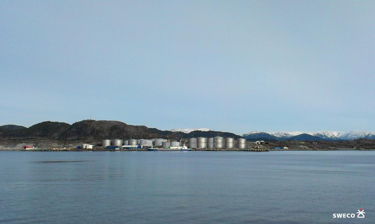 Bilete viser noverande og nye bygg frå sjøen med sikt frå Ferjefarty. Landskapsendring vert i liten grad sett i lys av dagens situasjon.