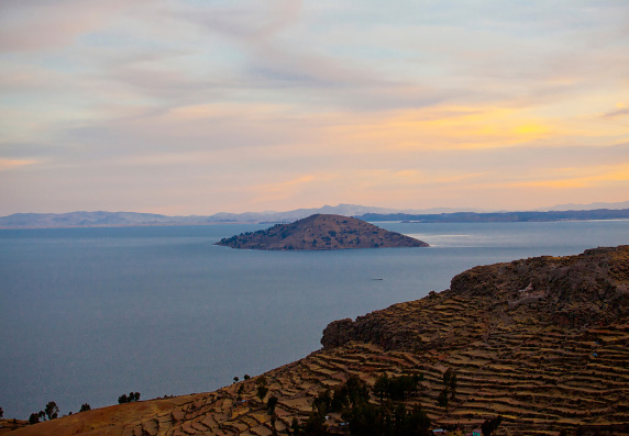 Dag 7 Amantani-øya til Puno På veien tilbake fra Amantani besøker vi Taquile Island. Denne øya domineres av antikke inka-terrasser og vi får også se en demonstrasjon av tradisjonelle vevteknikker.