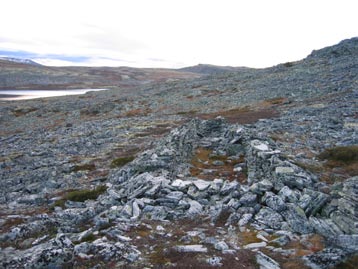 retninger, en buestilling på noen meters hold fra den gamle dyrestien som fortsatt leder frem til gropa slike små fangstanlegg forteller en fullstendig historie om møtet mellom dyret og mennesket. 4.