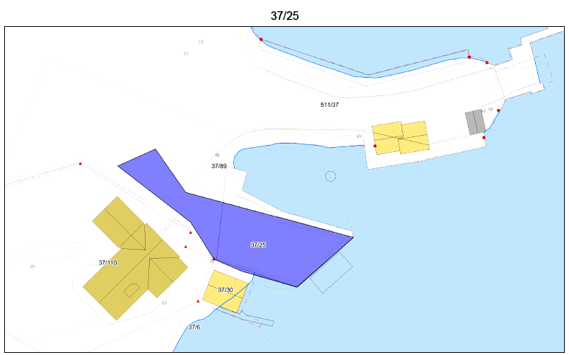 Eiendommen er på ca 3,5 mål og det er ikke vei fram dit. Hvaler kommune hadde takst på eiendommen i 2009 og den ble da verdsatt til kr 4 mill uten permanent bruksrett til fritidsbolig.