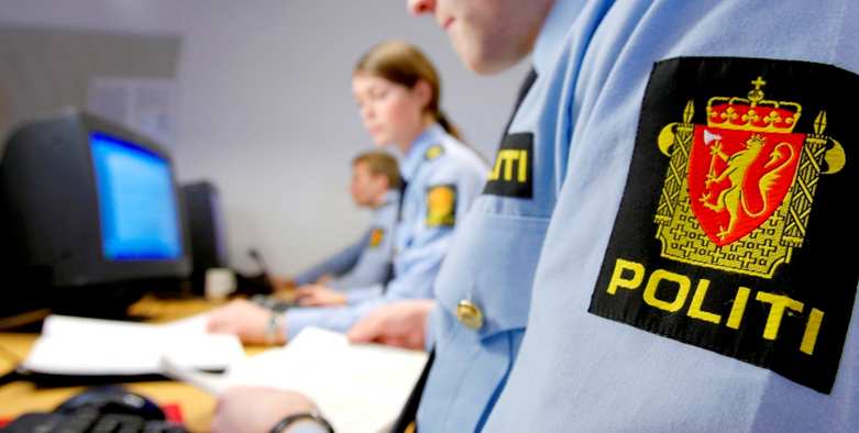 UNIFORM OG MARSJSTØVLER ELLER LILLA SKJERF OG FOTFORMSKO?