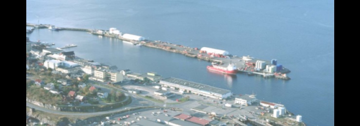 Posisjon: 66 1,19.15'N 12 38,38.75'E UN/LOCODE: NOSSJ Sandnessjøen havn er Helgelands regionhavn og ligger sentralt i skipsleden mellom Trondheim og Bodø.