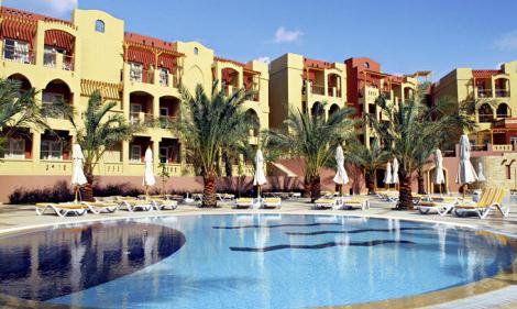 Hotellet ligger på oversiden av marinaen i Tala Bay, med gangavstand til den private stranden (ca.250 meter) og marinaen (ca.150 meter).
