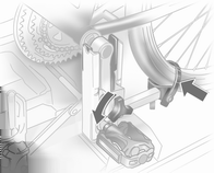 62 Oppbevaring og transport pedalarmfordypningen helt til syklene ikke lenger berører hverandre. Kontroller at det er tilstrekkelig klaring til bilen.