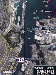 Slik aktiverer du satellittbilder: 1. Åpne Navigasjonskart, og trykk på MENU. 2. Velg Kartoppsett > Utseende > Bilder. 3. Velg ett av følgende: Av kartet viser standard kartinformasjon.