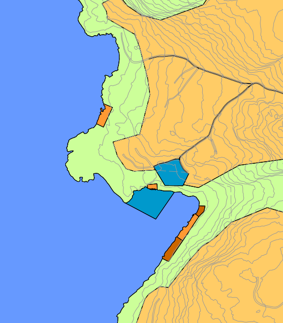 Byggegrense mot sjø er lagt langs fv 680 i det aktuelle området, jfr. høringsutkast arealplankart til høyre. Anbefales ikke tatt til følge.