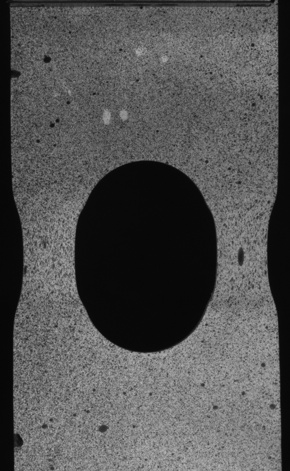 5 VALIDERING - PLATE MED HULL 5.3 Sammenligning av resultater samme forskyvning (16 mm). Tøyningene er mindre enn,1 i de mørkeblå områdene på (a).