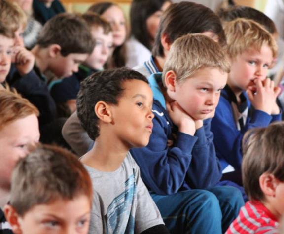 Slutt å spørre om elevene har hatt det kjekt på skolen. Spør hva de har lært.