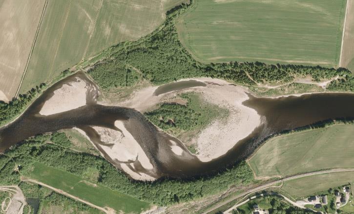 350 meter langt og har tilstrekkelig fall i øvre og nedre del til å kunne skape et godt oppvekstområde for laksefisk (figur 31 B).