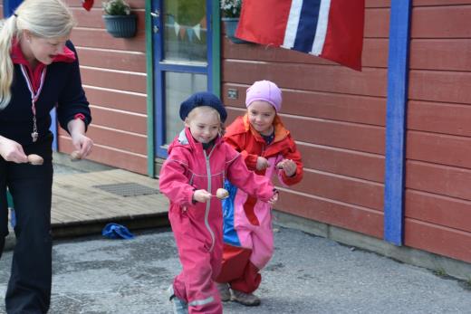 Danning gjennom omsorg, lek og læring Barnehagen skal i samarbeid og forståelse med hjemmet ivareta barnas behov for omsorg og lek, og fremme læring og danning som grunnlag for allsidig utvikling.