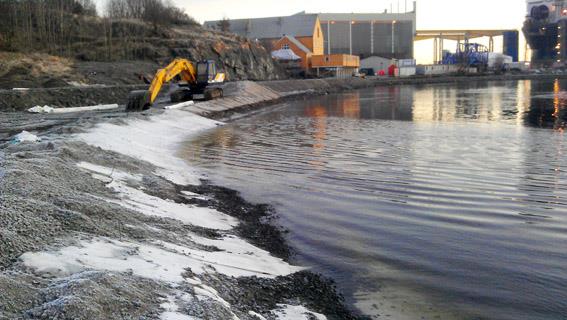 C: Tromøysundtippen mot Bukkevika - 2012 sikring av lekkasjer av PAH, kobber og sink ut i Bukkevika utlegging av duk og sand for å holde tilbake partikkelbundet forurensing sortering og