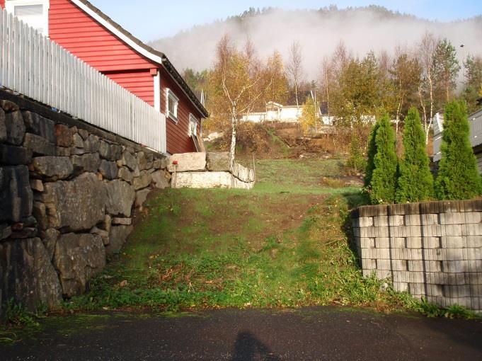 Figur 3: Grense fra garasje til lekehytte. Figur 4: Friområde/korridor sett fra nord. Figur 5: Friområde FF4 lek. Figur 6: Friområdet sett fra sør.