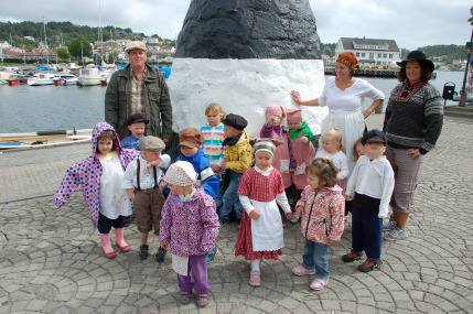 Planleggingsdag Barnehagen åpner kl. 7.30 Linnea 4 år 31... Fotografen kommer /Foreldremøte onsdag, torsdag og fredag!! Noen trodde det var ei «sekt» på bytur så var det Solstrålene fra Farmen!