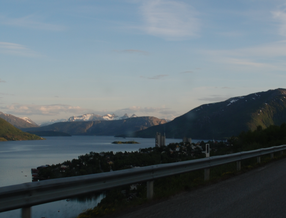 GNR. 19 23 KJØPSVIK OG KJØPSNES På Tysfjordens nordside, i le av Hulløya og ved Indre Tysfjords innløp, finner vi kommunesenteret Kjøpsvik.