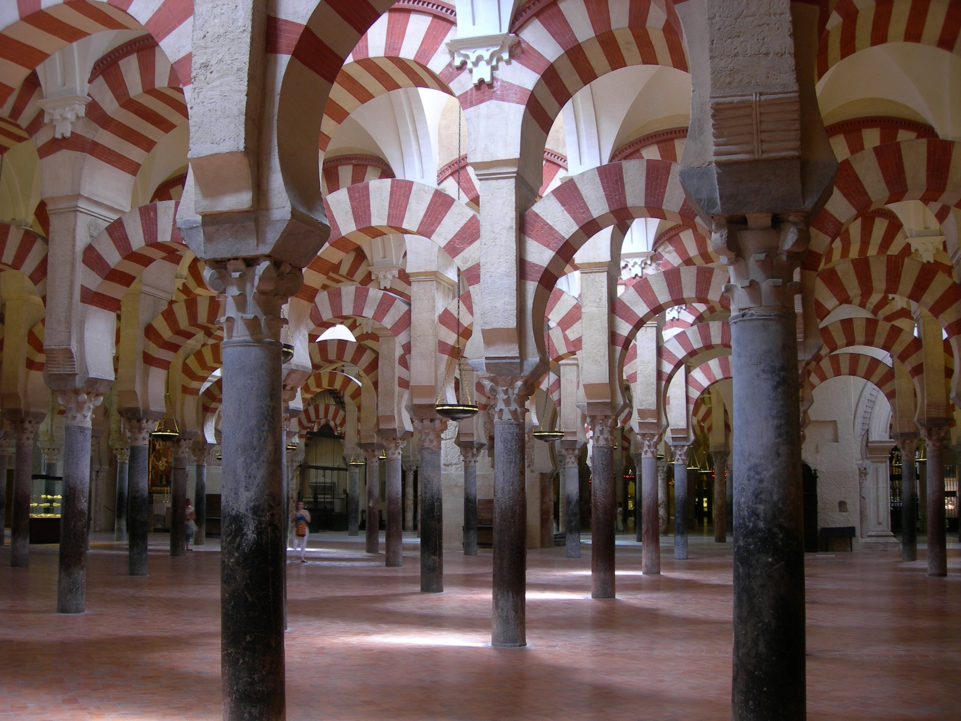 De karakteristiske buene i rød og hvit i La Mezquita de Cordoba Islams rike på den iberiske halvøya Av Kadus Basit I april 711 e.kr.