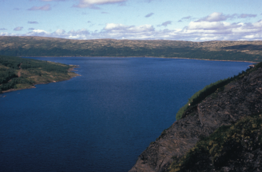 Lil Gustafson Faglig program - vassdrag Figur 2.Innerdalsmagasinet i Kvikne, Hedmark 1983. Foto Aage Paus. bl.a. områder med opphopning av rikdom (for eksempel Gustafson 2007).