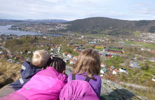 Forord Årsplanen presenterer vårt pedagogiske arbeid og metoder. Her gis informasjon om barnehagen, og planen er vårt viktigste arbeidsredskap.