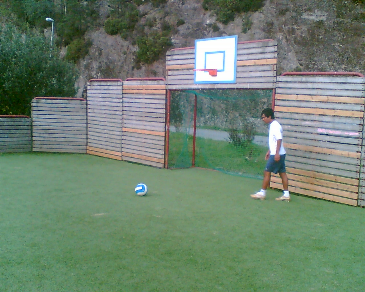 Binge - fotball Lei av dårlig form? Lyst å røre på deg? Og samtidig beholde leken i det? Da er den nye ballbingen på fotballplassen ved Hammeren Ungdomshus et perfekt alternativ.