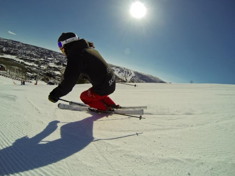 Vi tar koseturen på ski, kjører innom Slaatta Stugu og smaker på den berømte Slaatta bollen og en varm kopp sjokolade.