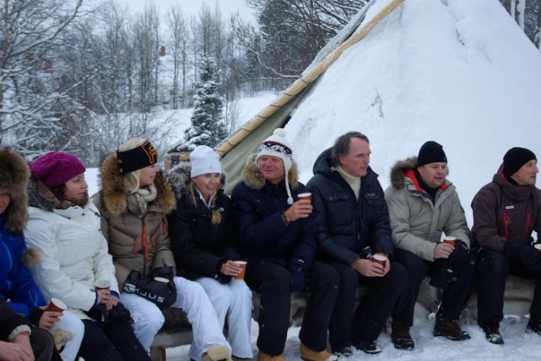 BASECAMP En vinterstund sammen med venner og kjente. Koselig stund ved åpen ild i idyllisk vintermiljø, føl varmen i rumpa fra reinsdyrskinnene og hev glasset for å utbringe en skål!