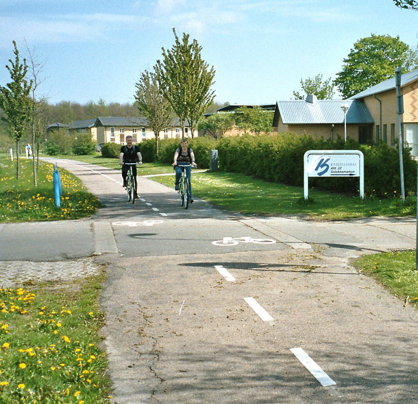Hvor fysisk skille ikke er egnet kan sykkelpullerter benyttes langs sykkelanlegg særlig utsatt for parkering eller kryssende biltrafikk.