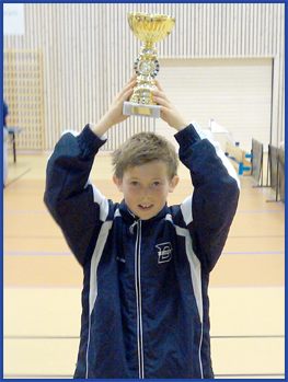 Even tok gull på Skodje Even N. Horvli med pokalen han vant på Skodje. Molde Bordtennisklubb takker Skodje Bordtennisklubb for en flott gjennomført turnering.
