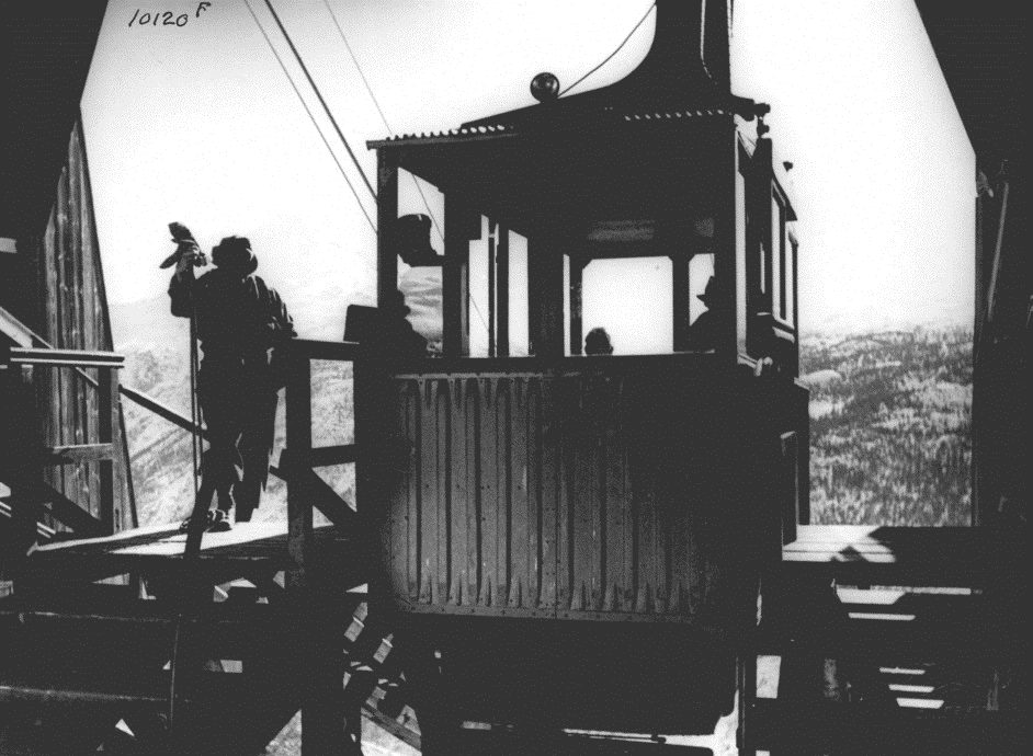 2. Øvre stasjon (forts.) Øvre stasjon sett fra vogn i 1939. Trekonstruksjonen for vognrommet ses tydelig.