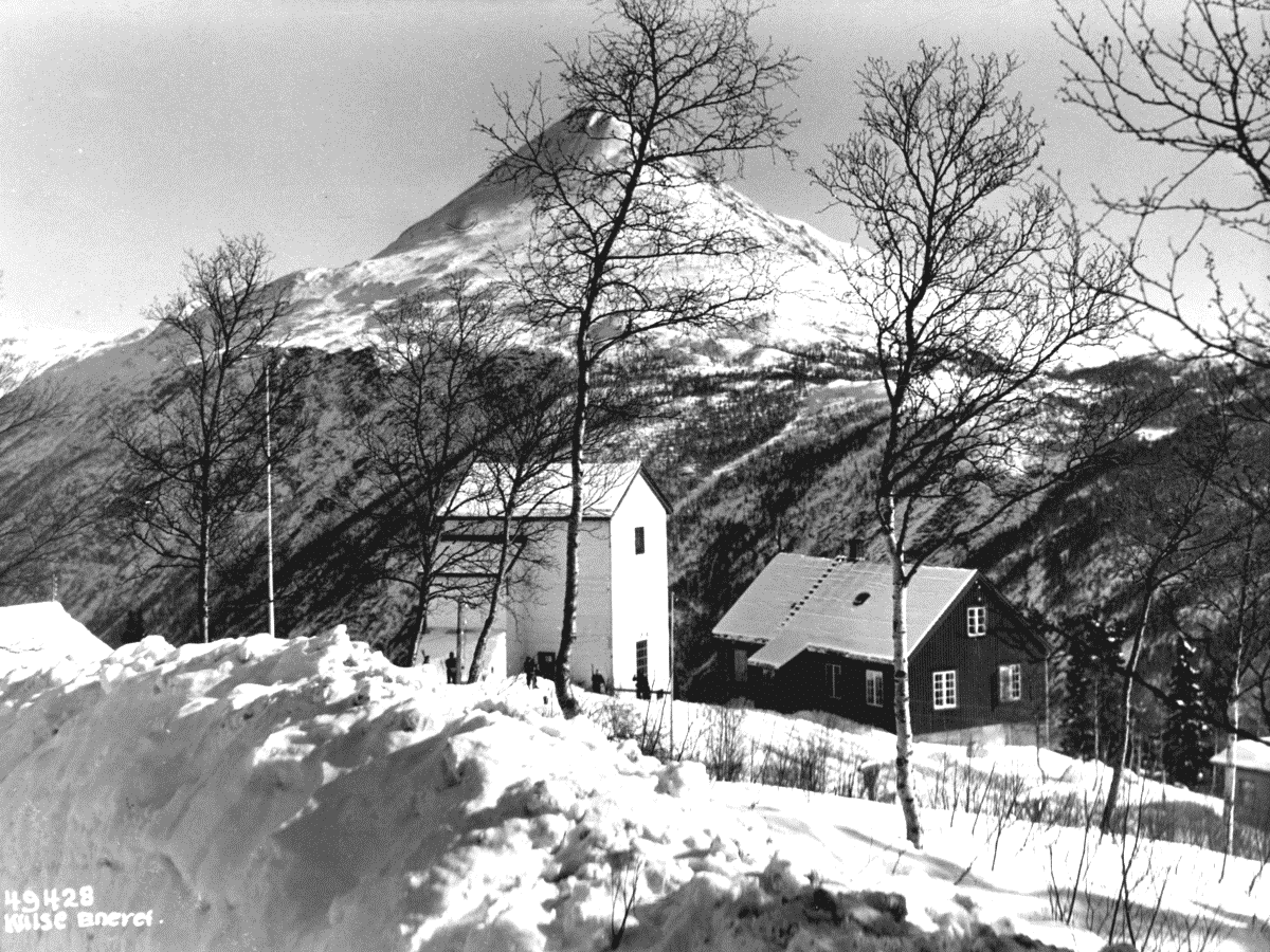 7. Gollnerhuset (ID 180516-7). Gollnerhuset er oppkalt etter den østerrikske montørsjefen for Krossobanen, Stephan Gollner, som bodde her med sin familie fra 1940.