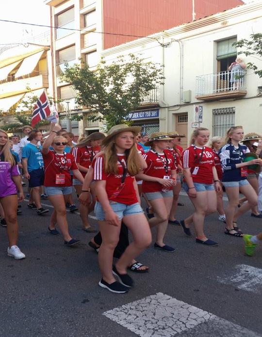 Reisebrev fra Byåsen håndball Jenter 2000 på cup i Barcelona sommeren 2015 Det er ca 2 år siden planleggingen av reisen til Barcelona startet, ivrige jenter har selv deltatt i planlegging av turen