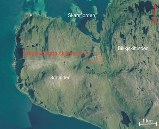 Kapittel 1 Innledning Figur 1. 2. a) Topografisk kart over Lakselvhøgda. Studieområdet er vist med rødt rektangel. Alle stedsnavn som er nevnt i denne masteroppgaven er vist på dette kartet.