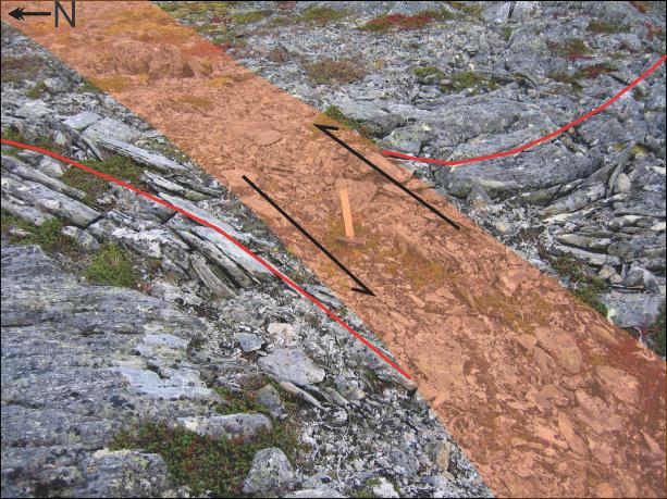 Kapittel 3 Strukturelle beskrivelser Figur 3. 18 Mafisk line i selve kjernen av Lakselvhøgda skjærsone. Merk hvordan den mylonittiske foliasjonen bøyes av rundt linsen. Figur 3. 19 Smale skjærsone (oransje) som er parallell med Lakselvhøgda skjærsone.