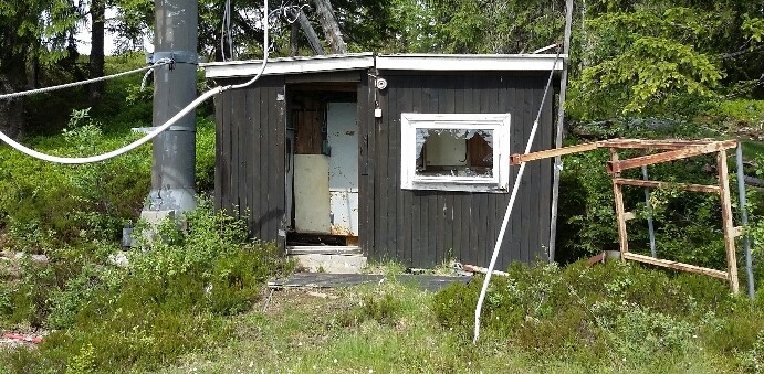 Pilene på kartet over viser bygningene som ønskes revet. I tillegg bør det lille bygget på bildet under fjernes.