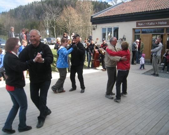 Nytt fra APRIL MAI JUNI 2016 OVER 40 GRUPPER MED FORSKJELLIG INNHOLD ÅPENT HUS HELE UKA FRISKLIVGRUPPER «CROSSING CULTURES» TUR OG TRIVSEL-GRUPPA DUGNADER SPENNENDE LOKALHISTORIE KURS «BIER TILBAKE