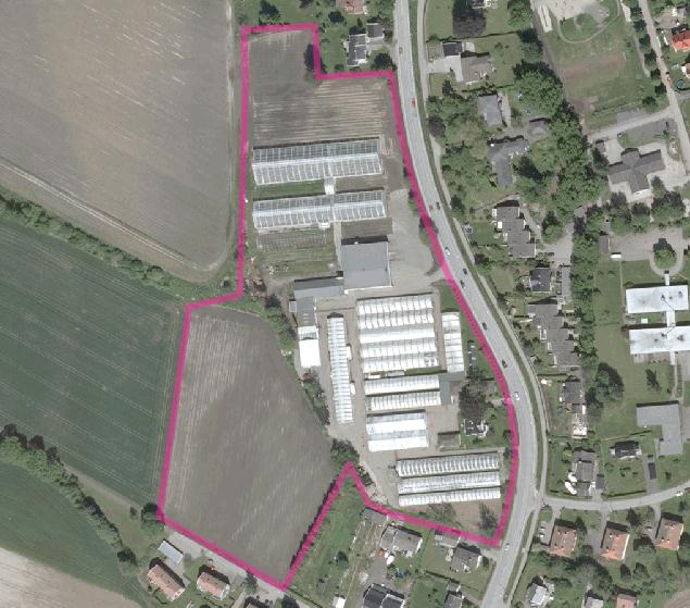 Kort om innspillet 32 daa er godkjent i gjeldende kommuneplan som fremtidig kombinert byggeområde bolig/næring, mens ca 10 daa i sørvest har status som LNF i kommuneplanen og er i dag dyrket.