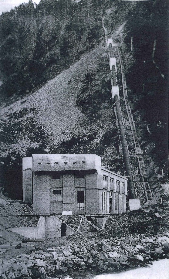 I 1911 blei Enge Kraftverk etablert i Valsøyfjorden og det vaks fram eit industrimiljø på Enge med mellom anna Enge Tresliperi som blei etablert i 1912.