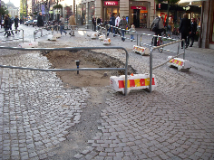 Holde grusen unna steinsetting for å opprettholde funksjon.