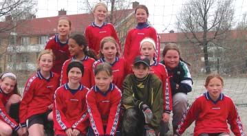 FIF-POSTEN www.fagerstrand.no NR 1 2003 INFORMASJON FRA FAGERSTRAND IDRETTSFORENING Jentene kommer! Fagerstrand Bad Girls! Nå kommer jentene for fullt også på Myklerudbanen.