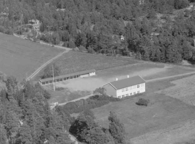 Mange i Larkollen var redde for at skolen ikke skulle bygges opp igjen, men slås sammen med Vang skole. Først i januar 1948 ble det bestemt i kommunestyret at Larkollen skole skulle gjenoppbygges.