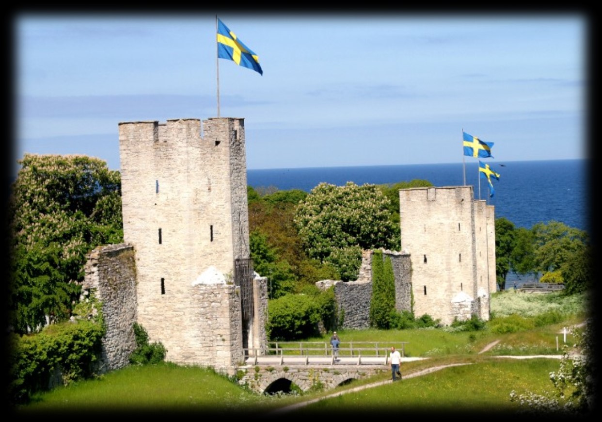Middelalderbyen Visby, «rosenes by», er omkranset av en bymur bygget på 1200- og 1300-tallet og innenfor denne finner vi store ruiner og høyreiste steinhus med trappegavler.