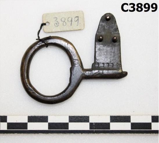 Figur 35. C3489. Vrilåsnøkkel med tunget skjær, tre tapper, ovalt håndtak med gjennombrutt ornamentikk. Figur 36. C16403.