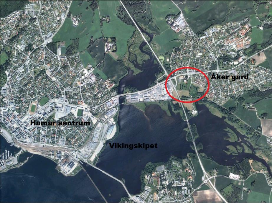 Figur 74. Satelittbilde av området omkring Åker, Hamar by (Google Earth). Fire av de boplassfunne nøklene er fra Åker, hvor en av disse er fra EJA (F64).